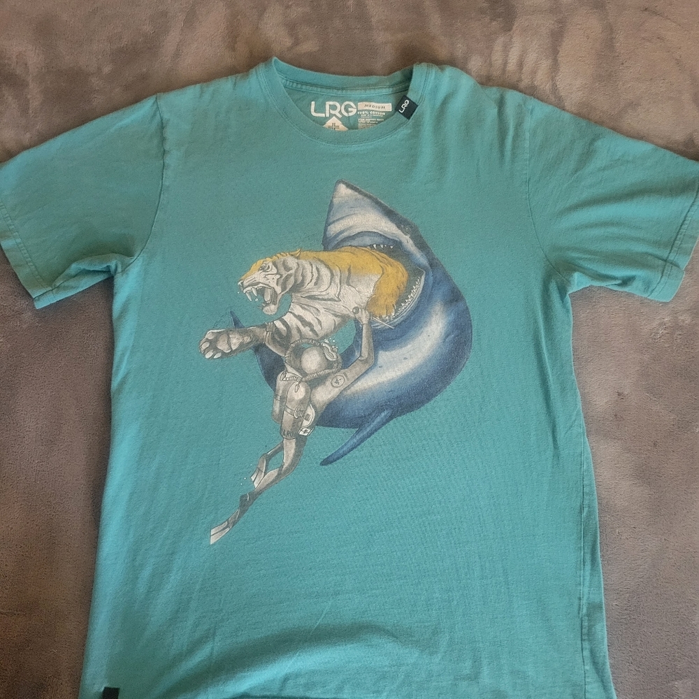 LRG**MENS T-SHIRT**SIZE MEDIUM**SHARK*TIGER*SCUBA DIVER